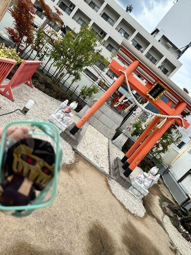ジャギっち
うおおお‼️スゲえビルの奥じよに神社があるぜ

天の声🌝
ここで、しっかりお参りしますぞ🙏