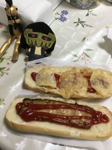 ジャギっち
おい天の声‼️いくら朝ご飯が、「焼きそば入りのコッペパン」だからって。2つにパカってして、ケチャップかけて、しかも、片方にポテチのせてトーストするなんて、これはやりすぎだー‼️