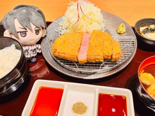 揚げられたお肉の様子を伺うぬいふみ