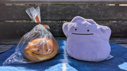 かぼちゃのクリームパンをいただきました。
(かぼちゃくん、と呼ぶそうです)
お顔にどうも既視感がありましたが、一体どこで見たのでしょうか。

お外でいただきましたが、天気も気温も程よく、気持ちのいい昼ごはんとなりました。