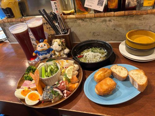 ミャー♪（タピちゃん人間のお友達と一緒にアヒージョ食べに来た♪）