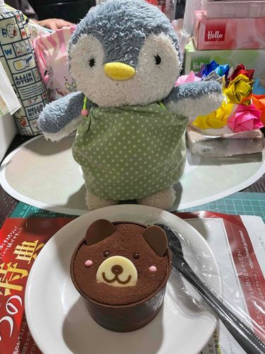 お姉ちゃんの誕生日でかわいいくまさんのケーキを買ったよ。僕が先に食べちゃおうっと😅