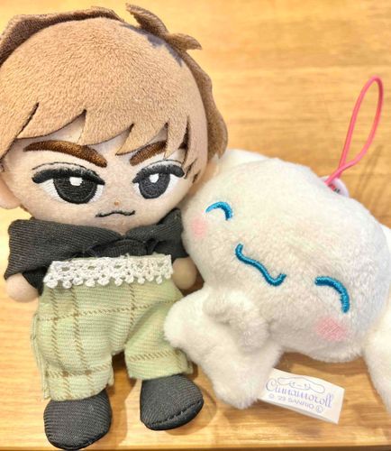 ぬい主のしょくばにつれていかれた！
ぼくらのしごとは、ぬい主がつかれたときに、なでなで、むぎゅむぎゅされてあげることだよ！