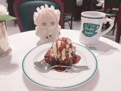 すこし前に食べたブラウニー꒷꒦♥꒷꒦꒷
あいす乗ってておいしい！😋🍨
またたべにいきたいなぁ