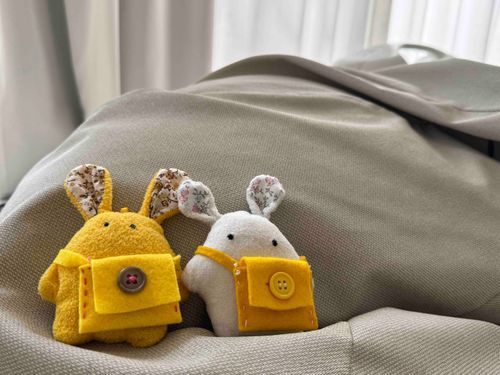 おいらの昔親方に作ってもらったカバンを持ち歩いてるのみて、からしちゃんもカバン欲しいーってことでまた作ってもらったしゅー。からしちゃん喜んでたしゅー、よかったしゅねー