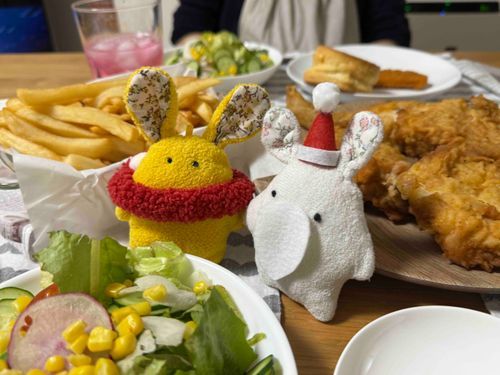 クリスマスのおいら達！
おいらがサンタしゅー
からしちゃんにクリスマスプレゼントでマフラー渡したしゅー！似合ってるしゅーねー🎅