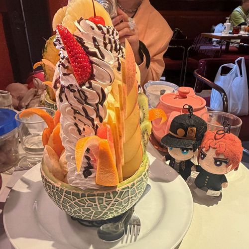 プリンアラモードのデカさに慄くおちみたち