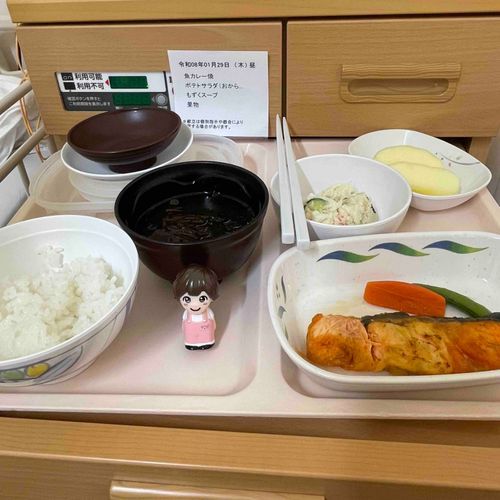 手術の日の朝から今朝まで食事無しでしたが昼から食事出ました。お粥の予定でしたが元気なので普通の食事に。久しぶりのご飯おいしかった🤣