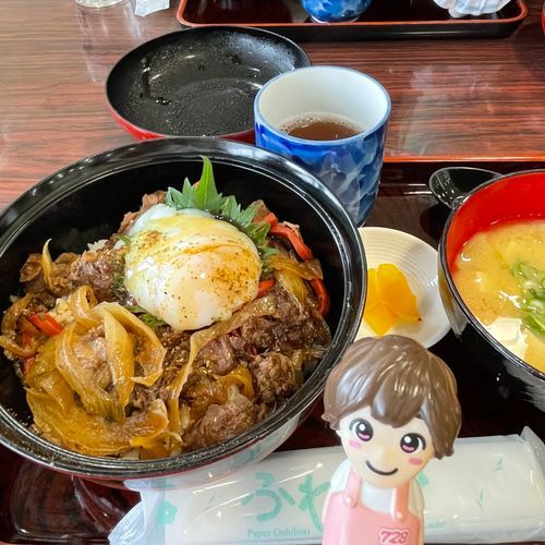 彦根丼
彦根市の名物料理みたい。
赤蒟蒻が入ってます。
とても美味しかったです♪