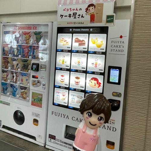 ケーキの販売機があったよ🍰凍っているみたい🧁