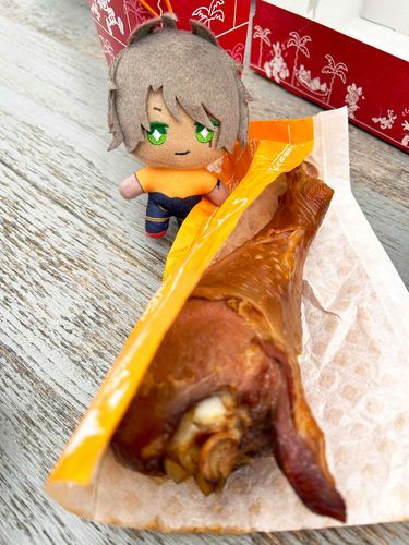 レオナパイセンとスモークチキン食べた🍗
