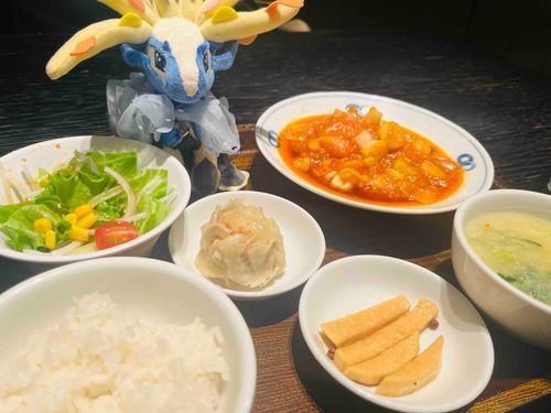 こちらエビチリ定食です🦐