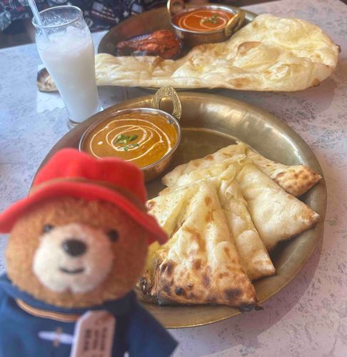 カレー屋さんのチキンカレーとチーズナンとラッシー
初めて現地の人がやってるカレーを食べた、また行きたい

おひや