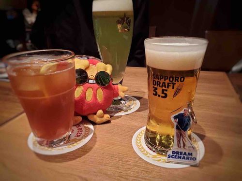 これはこのまえにんげんがともだちとごはんくってたときにとったしゃしんだぜ。コップでかくれんぼした。