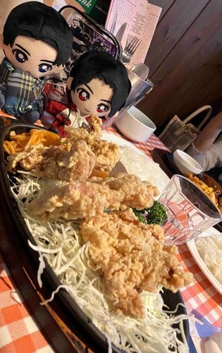❤️「これはFLTで長野に行った時の写真だな」
💙「ずいぶんと盛りが良くて驚いたな」
❤️「シャーシロが調べてたらデカ盛りの店だって分かってたかもしれないな」
💙「当たり前だ。適正な量の美味しい店を調べておく」
❤️「まあ、これはこれで楽しい思い出だったよ」