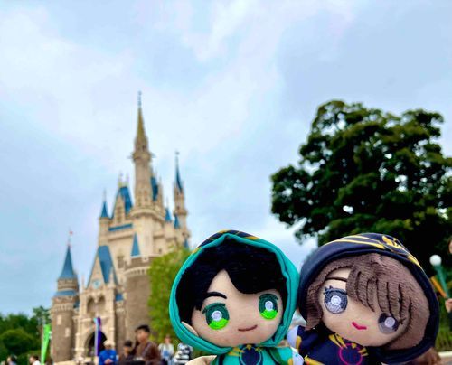 🦅「この前すみぽよと行ったテーマパーク、楽しかったな！」
🦄「禽じい初めて行ったんだっけ？」
🦅「わしは初めて！ジェットコースターも楽しかったし、ショーも見事だった！」
🦄「パレードでいっぱい写真撮れたし、超楽しかったよね。今度は緒乙と行きた〜い！」
🦅「ああ、絶対行くべきだな！」