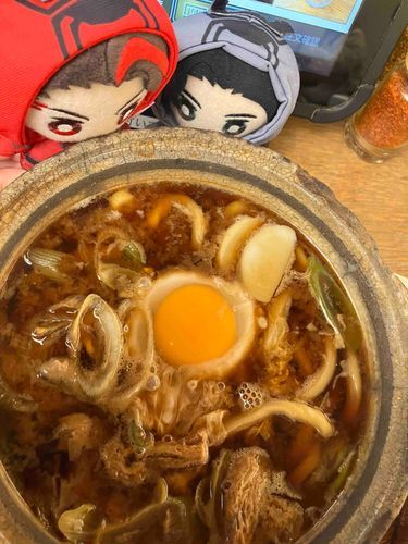 ❤️「ナゴヤ国の味噌煮込みうどんだよ！うどんが結構かたくて驚いちゃった」
🩶「名古屋コーチンという品種の鶏肉が入っていたが、こちらも美味しかったな」