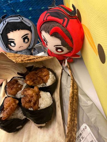 🩶「ギラ、どうした？」
❤️「美味しそうな天むすがあったよ！ラクレスも食べない？」
🩶「そうか、せっかくだし頂こう」
❤️「あ！見た目では分からなかったけど、ちゃんとエビが入ってるね！」
🩶「美味しいな」
❤️「うん！」