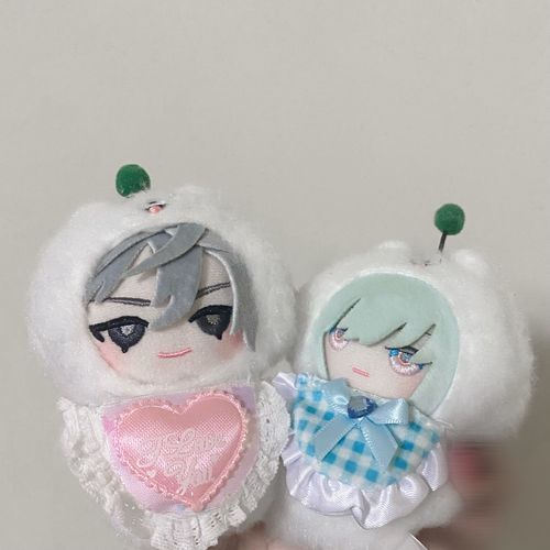 ますたーが「そういえば むかしつかってたやつが あったや！」と、しゅまくぐの ヨダレかけを みつけました

まったく⋯⋯ぼくはこんな  こどもじみたもの  いらないよ

しゅまくぐ、ますたーからのものを  たいせつにするんだ

⋯⋯はぁ  しかたないね
かわいい  ぷるしゅのおねがいを  きいてあげようかな