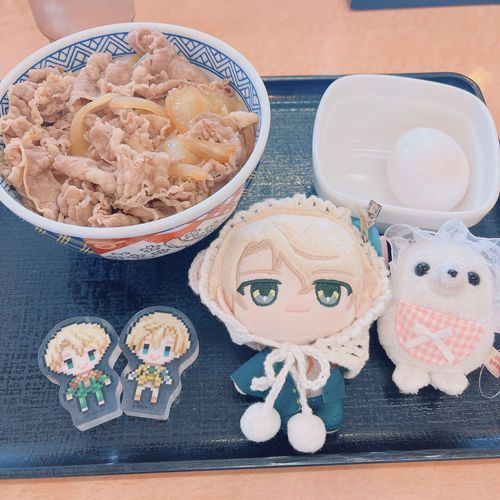 牛丼だ！ 
たまごもあるぞ。