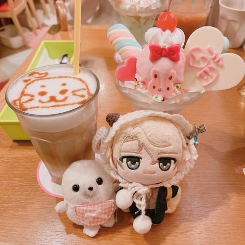 美味しそうなパフェだな！少し溶けてしまっているが。
飲み物には、しろたん を描いてもらったぞ！