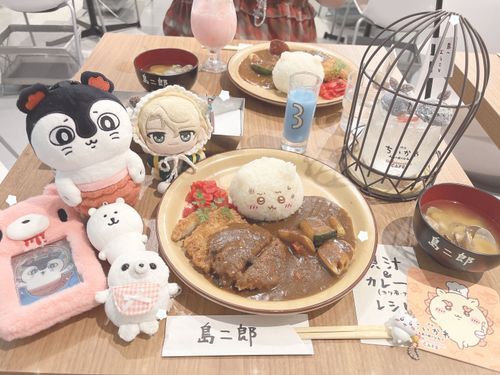 ちいかわのカフェに行ったぞ！
貝汁とカレーのレシピを貰ったから、今度寮で作ってみるつもりだ。