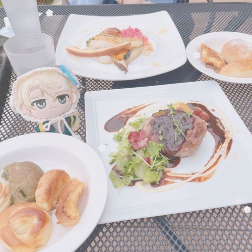 美味しそうだな！パンが食べ放題らしい。
どれも美味しそうで、たくさん食べてしまったな。