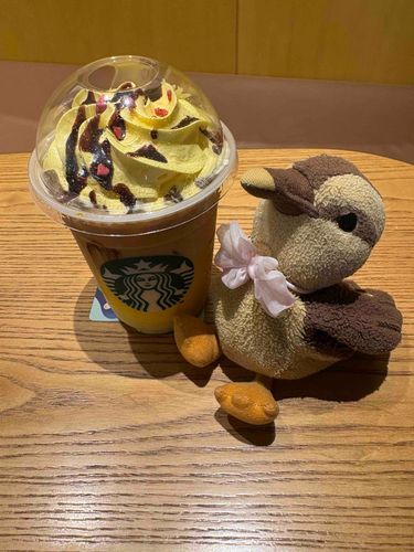 ピカチュウさんをモチーフにしたラテ。あかいチョコはよーくみるとハートのかたち❤️