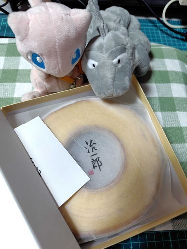 ご主人のお友達にすごい物貰っちゃった！
こんなに大きなバームクーヘン……ご主人、ボク達の分厚く切ってね！