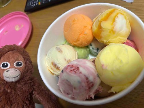 サーティーワンのよくばりパック買ったよー！！サブローの頭みたいなのがたーくさん！！🐵
バナナ味もあったよ！！🍌