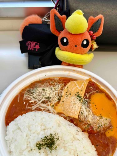 「わたあめがアチアチとろとろにしましたよ」といっていますが内心で(にんげんまたチーズたべてるう)って思ってるおかおのわたあめさん