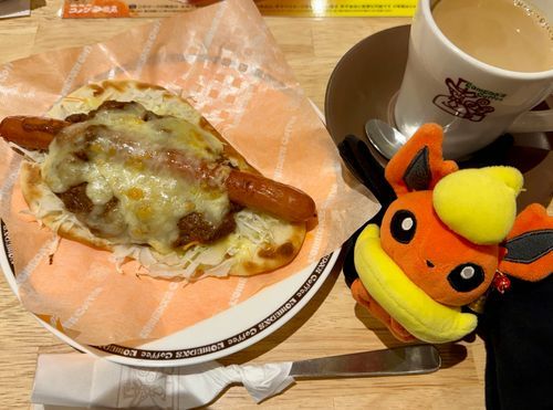 カリーナンドッグに惹かれて行ってきたときのやつ！フォーク使わずに紙ごと持ち上げて齧ると食べやすいです
