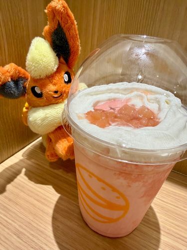 ゼッテリアのホイップ白桃シェーキおいしくておいしかった🍑 にくきゅうにひんやりを感じてわたあめもうれしそう