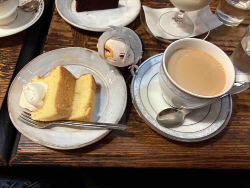 🎀「このみせのごしゅじんとは、はなしがあいそうだ。」

レトロ雑貨に囲まれた素敵な喫茶店☕️品の良いマスターのご趣味なのかな？大般若さんこういうお店好きそう。