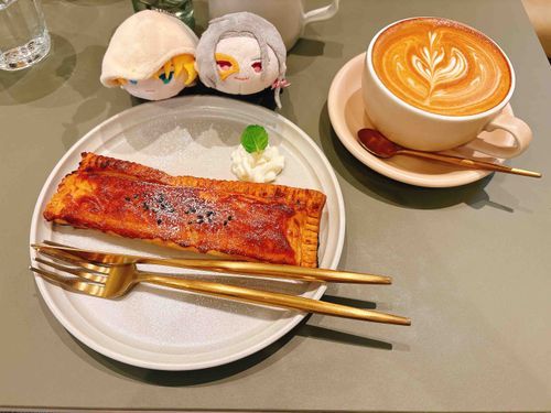 実家の近所にオシャレなカフェが☕️
お芋🍠のパイ美味しかったね〜！
大般若さんはバッチリカメラ目線だけど、まんばちゃんは目の前のパイに夢中😋