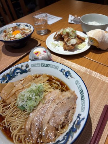 油淋鶏を虎視眈々と狙う怪しい影が…！