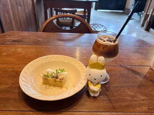 ミッフィー展で新たにお迎えした子。

「うさこちゃんはじょおうさま」という絵本でミッフィーちゃんが女王様になっていたのですが、あまりにも名君で感動しました。敬意を表するため、女王様姿のミッフィーちゃんをお迎えさせてもらいました🐰