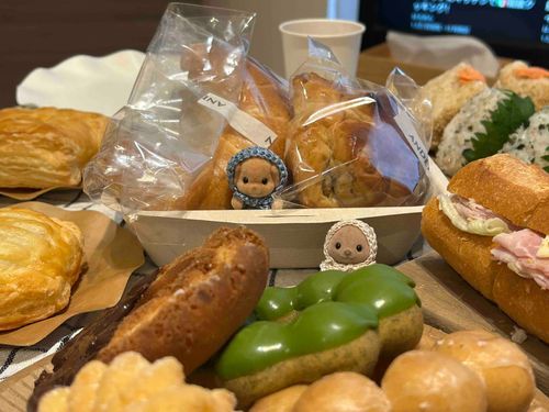このあいだの雨がふってた日、おうちのひとのおともだちたちと、おうちでピクニックした！✨