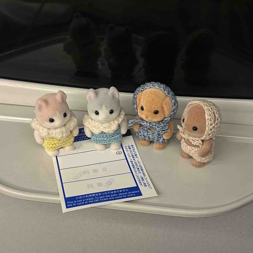 みんなひさしぶり！ぼくのことおぼえてる？
さいきんおともだちがふえたの！✨
バロウくんとマロウちゃん！
ふたりはいつもなかよしで、
そういうの、ふたごっていうんだって！
かわいい！✨
みんなもなかよくしてね！