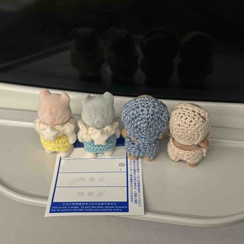 このあいだね、おうちのひとと、
ぼくたち4にんでおでかけしたの！
かえるころには、
おそとはまっくらでなにもみえなかった.......
バロウくんとマロウちゃんは、
せなかにおほしさまをせおってるの！✨
かっこいいね！⭐️
