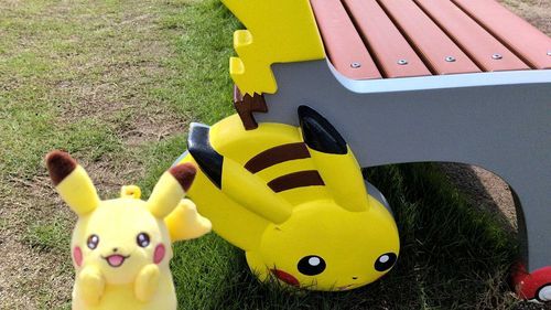 ミジュマル公園にピカチュウベンチがあったよ！座ってた親子連れを写さないように考慮してたのに親子が慌てて退いてくれてめちゃくちゃ謝罪した。あの時の親子連れありがとう。そして邪魔してごめんなさい