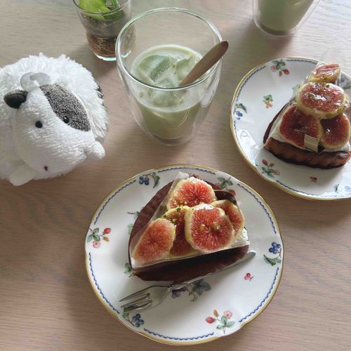 いちじく と ちょこれ〜との たると なんだモー🍰 あきのみかく もりもりたべちゃうモ🍂✨️✨️