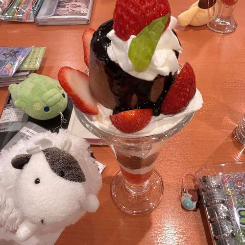 ちょっとまえのもちゃろ
いちごぱふぇ どーん🍓
ぱふぇたべながら しーるちょうつくったモ📖