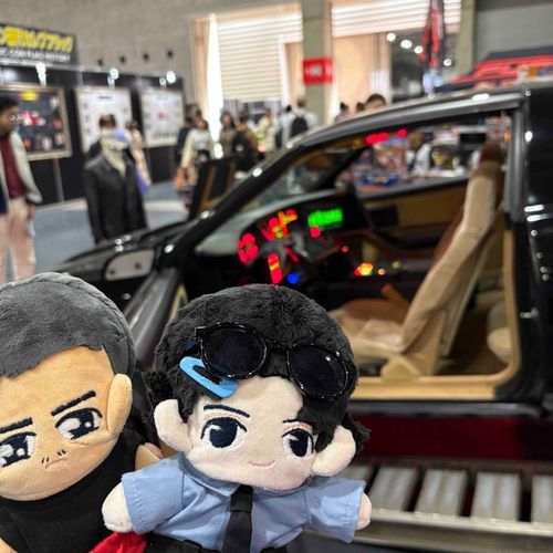 「信一、この車はなんだ？しゃべるぞ！」
「ナイトライダーだ！しゃべってるのはKITT、この車に搭載された人工知能だ」
「車もしゃべる時代なのか…」
「うーん、しゃべる時代っていうか、その先駆けかな…」