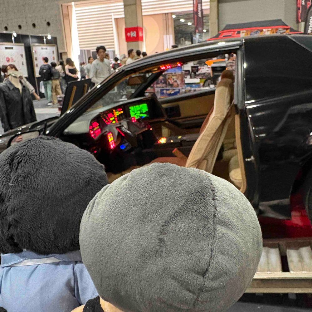 「信一、この車はなんだ？しゃべるぞ！」
「ナイトライダーだ！しゃべってるのはKITT、この車に搭載された人工知能だ」
「車もしゃべる時代なのか…」
「うーん、しゃべる時代っていうか、その先駆けかな…」