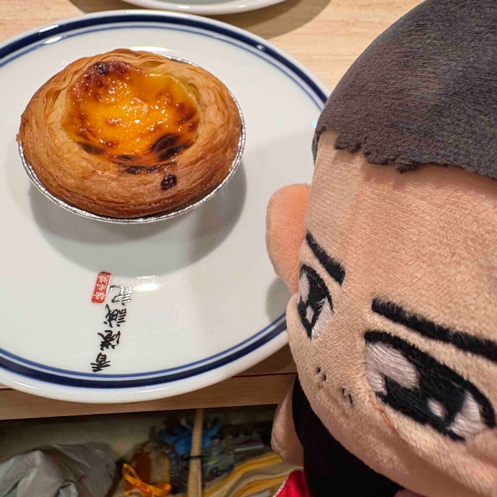 「ヨンジーウエンとエッグタルトだ。
タロイモもちもち団子が...う...うまい...！！！
エッグタルトはプリンみたいでトロトロだ！
池袋にこんなお店があったとは...なあ持ち主、今度は信一も連れてきてまた来よう！」