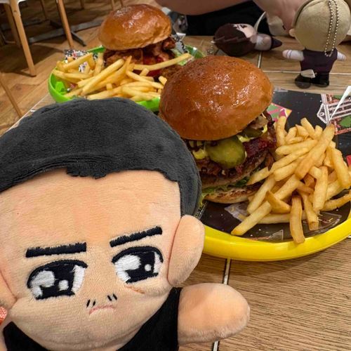 おおきなハンバーガーだな！
お肉たっぷり、ハイカロリーだけどとても美味しい！
ばっくとぅざふゅーちゃー？の40周年記念のハンバーガーなのか。
持ち主は「10月のシネマオーケストラも楽しみ〜！」と興奮してたぞ。よっぽど好きなんだろうな…