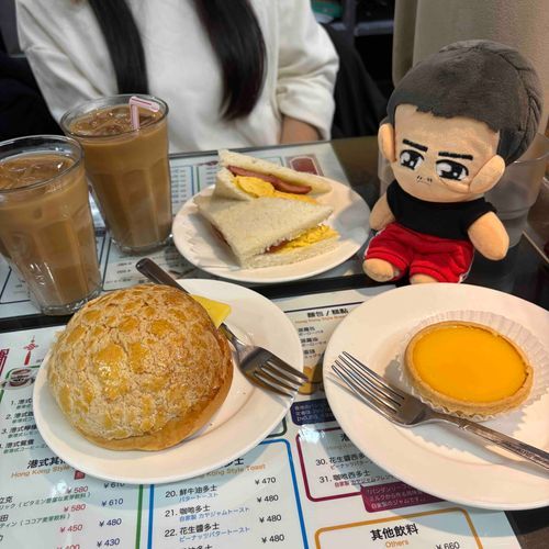 このあいだ、飯田橋の香港料理屋さんに連れて行ってもらったぞ。
ランチョンミートサンドイッチ、ポーローヤオ、エッグタルト...色んなものを食べたぞ。懐かしい味だ...
こんなに食べたのに、持ち主は「まだ入る！」と言い張って、同行してくれた友達と叉焼入りの出前一丁を追加で頼んで食べていた…いや、食べすぎだろ。
でも美味しかったな。また来よう。