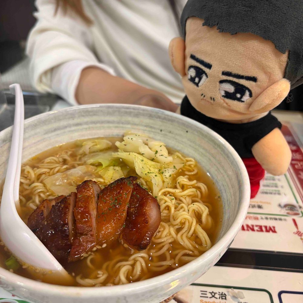 このあいだ、飯田橋の香港料理屋さんに連れて行ってもらったぞ。
ランチョンミートサンドイッチ、ポーローヤオ、エッグタルト...色んなものを食べたぞ。懐かしい味だ...
こんなに食べたのに、持ち主は「まだ入る！」と言い張って、同行してくれた友達と叉焼入りの出前一丁を追加で頼んで食べていた…いや、食べすぎだろ。
でも美味しかったな。また来よう。