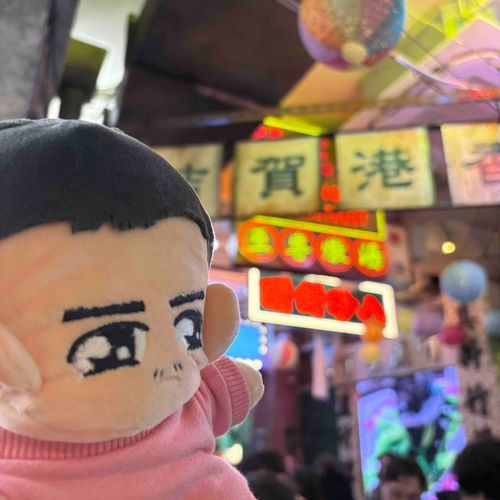 持ち主に渋谷に連れてこられたぞ。
な...何だこのド派手なビルは...ん？地下に行くと...!?!?!?
香港だ！！！ネオン、雑多な感じ...そして美味しい料理...！！！
持ち主！！！ここは、一体...？